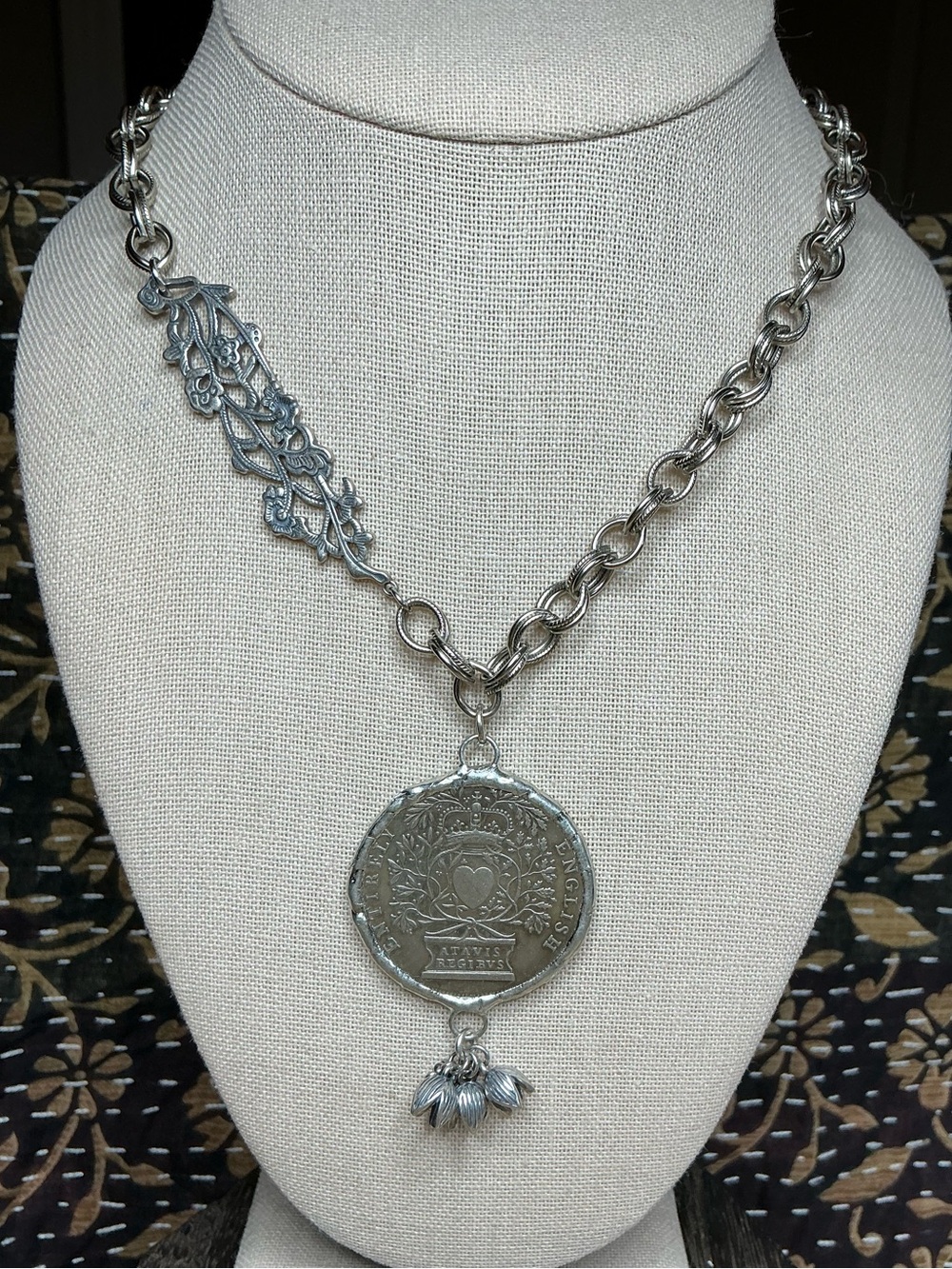 🤍 Queen Anne “Entirely English” 1702 Medal Replica Necklace - Picture 5 of 8
